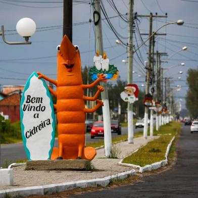  CIDREIRA, RS, BRASIL, 01-01-2020: Estatua de camarao em canteiro em Cidreira. Algumas praias do litoral norte do RS criaram uma identidade estetica conforme os mascotes que adotam, com base, muitas vezes, em atividades economicas desenvolvidas nessas cidades: as abelhas, em Pinhal; os camaroes, em Cidreira; a tainha, em Tramandai. (Foto: Mateus Bruxel / Agencia RBS)Indexador: Mateus Bruxel<!-- NICAID(14375639) -->