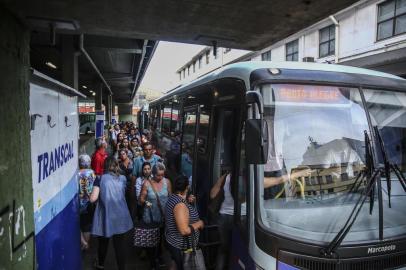  PORTO ALEGRE, RS, BRASIL - 06/01/2020Transcal, empresa que faz linhas entre a Capital e Gravataí, criou uma tabela de verão. Porém, os horários não são suficientes para atender a demanda e se formam grandes filas