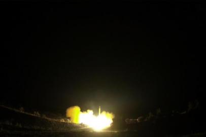  An image grab from footage obtained from the state-run Iran Press news agency on January 8, 2020 allegedly shows rockets launched from the Islamic republic against the US military base in Ein-al Asad in Iraq the prevous night. - Iran fired a volley of missiles late on January 7, 2020 at Iraqi bases housing US and foreign troops in Iraq, the Islamic republics first act in its promised revenge for the US killing of a top Iranian general. Launched for the first time by government forces inside Iran instead of by proxy, the attack marked a new turn in the intensifying confrontation between Washington and Tehran and sent world oil prices soaring. (Photo by - / IRAN PRESS / AFP) / RESTRICTED TO EDITORIAL USE - MANDATORY CREDIT - AFP PHOTO / HO / IRAN PRESS NO MARKETING NO ADVERTISING CAMPAIGNS - DISTRIBUTED AS A SERVICE TO CLIENTS FROM ALTERNATIVE SOURCES, AFP IS NOT RESPONSIBLE FOR ANY DIGITAL ALTERATIONS TO THE PICTURES EDITORIAL CONTENT, DATE AND LOCATION WHICH CANNOT BE INDEPENDENTLY VERIFIED  - NO RESALE - NO ACCESS ISRAEL MEDIA/PERSIAN LANGUAGE TV STATIONS/ OUTSIDE IRAN/ STRICTLY NI ACCESS BBC PERSIAN/ VOA PERSIAN/ MANOTO-1 TV/ IRAN INTERNATIONAL / Editoria: WARIndexador: -Secao: conflict (general)Fonte: IRAN PRESSFotógrafo: STR