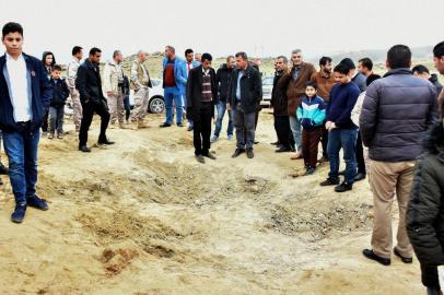  Iraqi Kurds inspect a crater reportedly caused by an Iranian missile initially fired at Iraqi bases housing US and other US-led coalition troops, in the Iraqi Kurdish town of Bardarash in the Dohuk governorate on January 8, 2020. - The missiles targeted the sprawling Ain al-Asad airbase in western Iraq and a base in Arbil, both housing American and other foreign troops deployed as part of a US-led coalition fighting the remnants of the Islamic State group. (Photo by - / AFP)Editoria: WARLocal: BardarashIndexador: -Secao: conflict (general)Fonte: AFPFotógrafo: STR