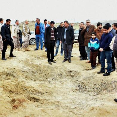  Iraqi Kurds inspect a crater reportedly caused by an Iranian missile initially fired at Iraqi bases housing US and other US-led coalition troops, in the Iraqi Kurdish town of Bardarash in the Dohuk governorate on January 8, 2020. - The missiles targeted the sprawling Ain al-Asad airbase in western Iraq and a base in Arbil, both housing American and other foreign troops deployed as part of a US-led coalition fighting the remnants of the Islamic State group. (Photo by - / AFP)Editoria: WARLocal: BardarashIndexador: -Secao: conflict (general)Fonte: AFPFotógrafo: STR