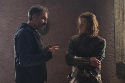 Game of Thrones - Miguel Sapochnik com Ned Stark (Robert Aramay)<!-- NICAID(14073372) -->