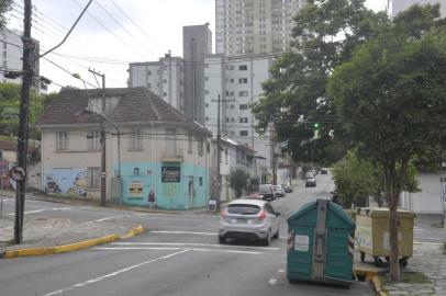  CAXIAS DO SUL, RS, BRASIL, 08/01/2019Semáforo encoberto pela árvore. Entre a Antonio Prado e a Garibaldi(Lucas Amorelli/Agência RBS)