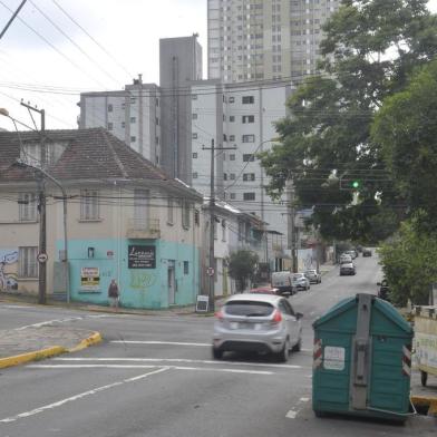  CAXIAS DO SUL, RS, BRASIL, 08/01/2019Semáforo encoberto pela árvore. Entre a Antonio Prado e a Garibaldi(Lucas Amorelli/Agência RBS)