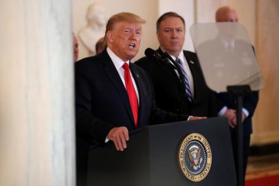 President Trump Addresses The Nation After Iranian Attacks In Iraq Target Bases Where U.S. Troops StationedWASHINGTON, DC - JANUARY 08: U.S. President Donald Trump speaks from the White House as Secretary of State Mike Pompeo listens on January 08, 2020 in Washington, DC. During his remarks Trump addressed the Iranian missile attacks that took place last night in Iraq.   Chip Somodevilla/Getty Images/AFPEditoria: POLLocal: WashingtonIndexador: CHIP SOMODEVILLAFonte: GETTY IMAGES NORTH AMERICAFotógrafo: STF