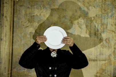 Foto de divulgação do espetáculo O Jantar com a Senhora Beckett, com direção e dramaturgia de Decio Antunes, nas dependências da histórica Casa Godoy, trazendo até o público o rito de um jantar interpretado pela atriz Naiara Harry.<!-- NICAID(14380003) -->