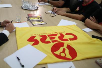  PORTO ALEGRE, RS, BRASIL,07/01/2020-  Reunião Cpers x Governo do Estado que ocorre nesta terça, no gabinete da Secretaria Estadual da Educação. O secretário Faisal Karam e o procurador geral da Seduc recebem o grupo de professores. (FOTOGRAFO: FERNANDO GOMES / AGENCIA RBS)<!-- NICAID(14379476) -->