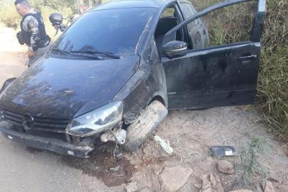  Duas pessoas foram detidas na tarde desta quarta-feira na Estrada Antônio Borges, na zona sul de Porto Alegre. O caso foi registrado no bairro Belém Velho. Agentes da Brigada Militar que circulavam pela região encontraram um Volkswagen Fox com placas clonadas rodando pela Estrada Afonso Lourenço Mariante. Policiais tentaram abordar o veículo que escapou. Uma perseguição teve início e os bandidos fugiram pela Estrada Antônio Borges. Em uma descida, em um trecho de terra, o condutor do veículo clonado perdeu o controle e o carro capotou. O veículo ficou destruído, e os tripulantes, mesmo feridos, tentaram escapar para um matagal. <!-- NICAID(14381194) -->