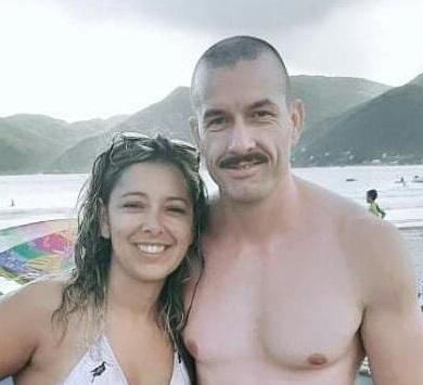 Daiane tirou uma foto com o soldado Uili Turíbio, que lhe resgatou  no mar