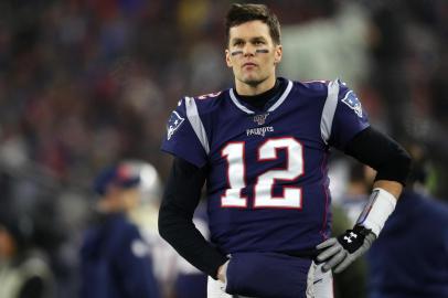 Wild Card Round - Tennessee Titans v New England PatriotsFOXBOROUGH, MASSACHUSETTS - JANUARY 04: Tom Brady #12 of the New England Patriots looks on during the the AFC Wild Card Playoff game against the Tennessee Titans at Gillette Stadium on January 04, 2020 in Foxborough, Massachusetts.   Maddie Meyer/Getty Images/AFPEditoria: SPOLocal: FoxboroughIndexador: Maddie MeyerSecao: American FootballFonte: GETTY IMAGES NORTH AMERICAFotógrafo: STF<!-- NICAID(14381466) -->