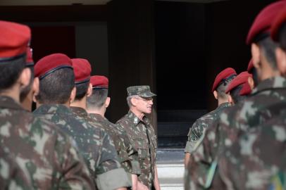 O general Costa Neves (centro da foto) comandou páraquedistas e militares de infantaria da selva