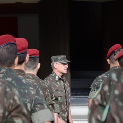 O general Costa Neves (centro da foto) comandou páraquedistas e militares de infantaria da selva