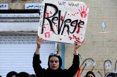  An Iranian mourner holds a placard during the final stage of funeral processions for slain top general Qasem Soleimani, in his hometown Kerman on January 7, 2020. - Soleimani was killed outside Baghdad airport on January 3 in a drone strike ordered by US President Donald Trump, ratcheting up tensions with arch-enemy Iran which has vowed severe revenge. The assassination of the 62-year-old heightened international concern about a new war in the volatile, oil-rich Middle East and rattled financial markets. (Photo by ATTA KENARE / AFP)Editoria: WARLocal: KermanIndexador: ATTA KENARESecao: civil unrestFonte: AFPFotógrafo: STF<!-- NICAID(14379250) -->