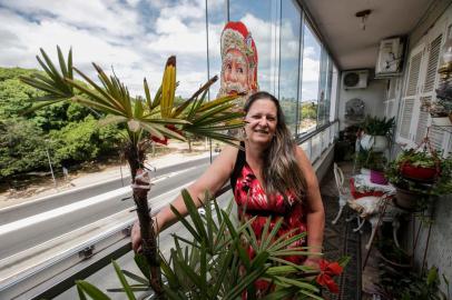  PORTO ALEGRE, RS, BRASIL, 04/01/2020- Hotel para pássaros. Martha Pecoits, 57 anos, decidiu abrir um hotel para pássaros em casa. Quem for viajar pode deixar o bichinho com ela.(FOTOGRAFO: ANDRÉ ÁVILA / AGENCIA RBS)Indexador: Andre Avila<!-- NICAID(14379393) -->