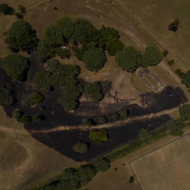  PORTO ALEGRE, RS, BRASIL, 09/01/2020-Um incêndio destruiu parte da vegetação do Parque Marinha do Brasil, no bairro Praia de Belas em Porto Alegre na manhã desta quinta-feira (9). O fogo iniciou por volta das 11hrs e atingiu as proximidades da avenida Edvaldo Pereira Paiva, um pouco antes do estádio Beira-Rio. Fotos aéreas. (FOTOGRAFO: JEFFERSON BOTEGA / AGENCIA RBS)