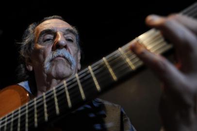  CAXIAS DO SUL, RS, BRASIL, 02/04/2019 - Violonista argentino radicado em Caxias do Sul, Dom Lucio Yanel apresenta o show Universo Pampa nesta quinta-feira, no Teatro Pedro Parenti (Casa da Cultura). (Marcelo Casagrande/Agência RBS)<!-- NICAID(14020980) -->