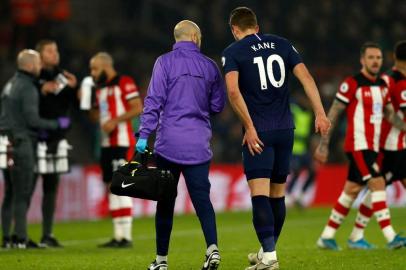  Tottenham Hotspurs English striker Harry Kane (C) leaves the pitch having picked up an injury during the English Premier League football match between Southampton and Tottenham at St Marys Stadium in Southampton, southern England on January 1, 2020. (Photo by Adrian DENNIS / AFP) / RESTRICTED TO EDITORIAL USE. No use with unauthorized audio, video, data, fixture lists, club/league logos or live services. Online in-match use limited to 120 images. An additional 40 images may be used in extra time. No video emulation. Social media in-match use limited to 120 images. An additional 40 images may be used in extra time. No use in betting publications, games or single club/league/player publications. / Editoria: SPOLocal: SouthamptonIndexador: ADRIAN DENNISSecao: soccerFonte: AFPFotógrafo: STF<!-- NICAID(14382430) -->