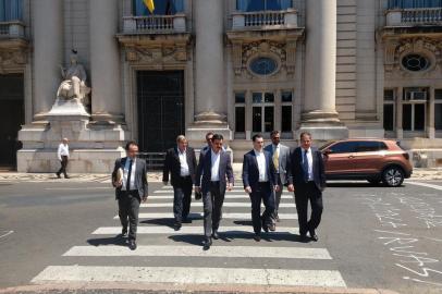 iderados pelo chefe da Casa Civil, Otomar Vivian (ao centro), os governistas saíram satisfeitos da reunião de ontem entre deputados da base aliada, coordenadores de bancadas e secretários para alinhavar os projetos do pacote do governador Eduardo Leite. <!-- NICAID(14382830) -->