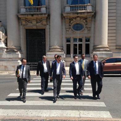 iderados pelo chefe da Casa Civil, Otomar Vivian (ao centro), os governistas saíram satisfeitos da reunião de ontem entre deputados da base aliada, coordenadores de bancadas e secretários para alinhavar os projetos do pacote do governador Eduardo Leite. <!-- NICAID(14382830) -->