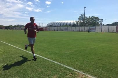 Paolo Guerrero corre ao redor do gramado do CT Parque Gigante durante pré-temporada do Inter