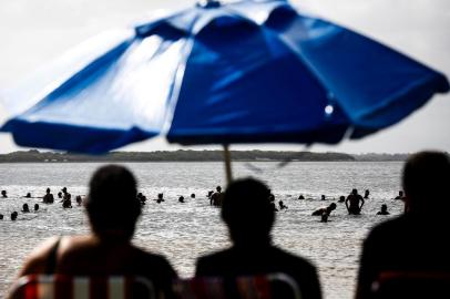  CIDREIRA, RS, BRASIL, 04-01-2020 - Evandro Ronise, 34 anos, ao lado da esposa, Caroline de Oliveira (D), 26, aproveita dia de calor com familiares na Lagoa Fortaleza, em Cidreira. Lagoas, cachoeiras e dunas perto da praia sao opcoes de passeio para quem procura uma alternativa ao mar. (Foto: Mateus Bruxel / Agencia RBS)Indexador: Mateus Bruxel<!-- NICAID(14382376) -->