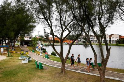  IMBÉ, RS, BRASIL, 08-01-2020 - Fabiano de Souza, 40 anos, passeia com a esposa, Marli Rigoni, 41, a filha Rafaela, 9, e a sobrinha deles, Eduarda Cappellari Ceguetto, 9, no Lago Braco Morto, em Imbe. Lagoas, cachoeiras e dunas perto da praia sao opcoes de passeio para quem procura uma alternativa ao mar. (Foto: Mateus Bruxel / Agencia RBS)Indexador: Mateus Bruxel<!-- NICAID(14382335) -->