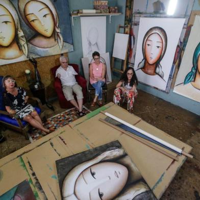  PORTO ALEGRE, RS, BRASIL - 2019.12.17 -Vítimas da talidomida deixaram de receber recursos públicos. Eles recebem dinheiro devido aos danos causados pelo medicamento: nasceram com braços curtos, sem pernas, entre outros problemas, após suas mães ingerirem a droga na gravidez. A droga ainda é distribuída pela rede pública para tratar pessoas com hanseníase (lepra). Na foto: Rosvita Ely, Luis Carlos Silva dos Santos, Maria da Graça dos Santos e Tina Felice (Foto: ANDRÉ ÁVILA/ Agência RBS)Indexador: Andre Avila<!-- NICAID(14362196) -->