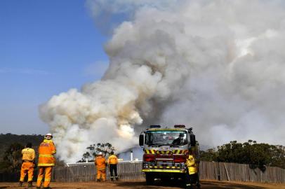  Firefighters work as smoke rises from a bushfire in Penrose, in Australias New South Wales state on January 10, 2020. - High temperatures and strong winds were expected to fan massive bushfires blazing across southeastern Australia on January 10, as authorities issued new emergency warnings after several days of cooler conditions brought some reprieve to affected communities. (Photo by SAEED KHAN / AFP)Editoria: DISLocal: PenroseIndexador: SAEED KHANSecao: fireFonte: AFPFotógrafo: STF<!-- NICAID(14383160) -->