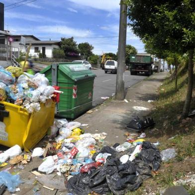  CAXIAS DO SUL, RS,  BRASIL. 10/01/2019Moradores reclamam de lixo acumulado em contêineres na Rua Jacob Luchesi, no bairro Santa Lúcia.(Lucas Amorelli/Agência RBS)