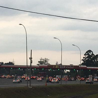 Movimento na freeway rumo ao litoral