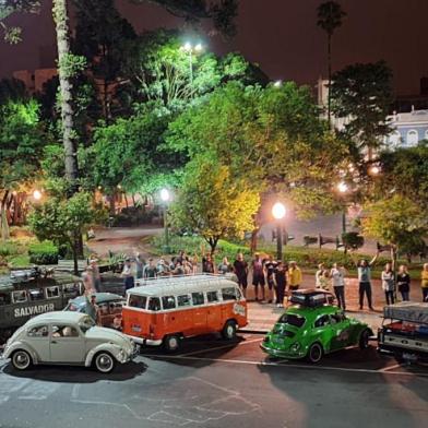 A Fuscatacama, como foi denominada a aventura, reunirá 26 pessoas e dez relíquias: quatro fuscas, três kombis, uma caminhonete Ford F-100, uma Ford F-1000 e uma Belina. Com saída da Praça Dante Alighieri, pelos próximos 20 dias, o grupo irá percorrer quase 8 mil quilômetros em uma jornada por Argentina, Chile, Bolívia e Brasil.