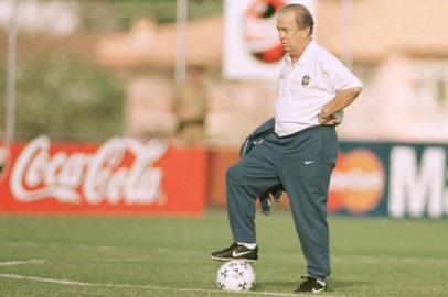 Foto do treino da seleção brasileira de futebol em Fóz do Iguaçu na Copa América. Destaque para o treinador de Goleiros, Valdir de Moraes. #PÁGINA: 56#EDIÇÃO: 2ª<!-- NICAID(7238655) -->