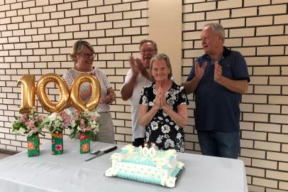 Dona Otília e os filhos Lúcia, Nidegar e Olavo