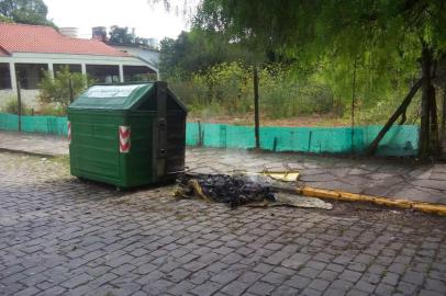 Contêineres de lixo seletivo voltam a ser alvo de vândalos em Caxias