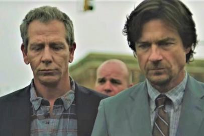 Jason Bateman and Ben Mendelsohn in The Outsider (2020)<!-- NICAID(14378292) -->