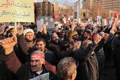  Iranian demonstrators hold placards and chant anti-Britain slogans in front of the British embassy in the capital Tehran on January 12, 2020 following the British ambassadors arrest for allegedly attending an illegal demonstration. - Chanting Death to Britain, up to 200 protesters rallied outside the mission a day after the brief arrest of British ambassador Rob Macaire at a memorial for those killed when a Ukraine airliner was shot down. (Photo by ATTA KENARE / AFP)Editoria: WARLocal: TehranIndexador: ATTA KENARESecao: civil unrestFonte: AFPFotógrafo: STF<!-- NICAID(14384692) -->