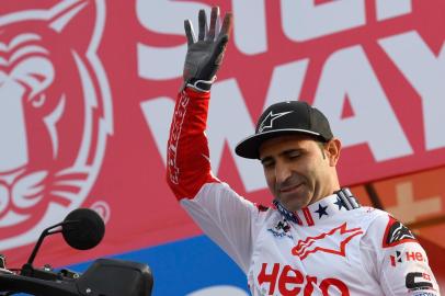  This picture, taken on July 06, 2019, shows the Hero 450 Rally rider, Portuguese Paulo Da Silva Goncalves during the podium ceremony on July 6, 2019 on the eve of the start of Silk Way Rally 2019 from Irkursk (Russia) to Dunhuang (China) through Mongolia. - Paulo Goncalves has died on January 12, 2020 after a crash during the Dakar Rally seventh stage, organisers announced. The 40-year-old suffered the fatal accident after 276 kilometres of the days ride. Unconscious when medics arrived he was helicoptered to hospital where his death was confirmed. He was competing in his 13th edition of the Dakar and was placed 10th in the standings. (Photo by Damien MEYER / AFP)Editoria: SPOLocal: IrkutskIndexador: DAMIEN MEYERSecao: motor rallyingFonte: AFPFotógrafo: STF<!-- NICAID(14384734) -->