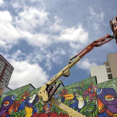  Grafiteiros Fábio Panone Lopes e Henrique Padilha trabalham na segunda parte daquele que será o maior mural a céu aberto de Caxias(Lucas Amorelli/Agência RBS)