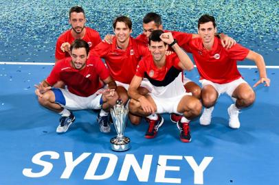  Serbia team celebrate with the trophy after defeating Spain in the final of the ATP Cup tennis tournament in Sydney on January 13, 2020. (Photo by William WEST / AFP) / -- IMAGE RESTRICTED TO EDITORIAL USE - STRICTLY NO COMMERCIAL USE --Editoria: SPOLocal: SydneyIndexador: WILLIAM WESTSecao: tennisFonte: AFPFotógrafo: STF<!-- NICAID(14384779) -->