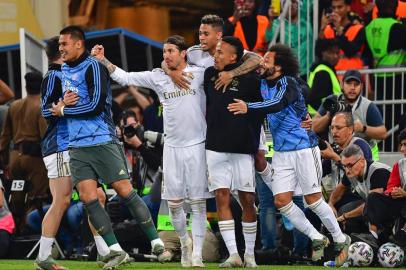  Real Madrids players celebrate their win in the Spanish Super Cup final between Real Madrid and Atletico Madrid on January 12, 2020, at the King Abdullah Sports City in the Saudi Arabian port city of Jeddah. (Photo by Giuseppe CACACE / AFP)Editoria: SPOLocal: JeddahIndexador: GIUSEPPE CACACESecao: soccerFonte: AFPFotógrafo: STF<!-- NICAID(14384807) -->