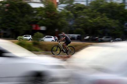  PORTO ALEGRE, RS, BRASIL - 09.01.2020 - Ciclovias em 2020. Na imagem: Avenida Ipiranga (entre Av. Salvador França e Av. Cel. Lucas de Oliveira). (Foto: Jefferson Botega/Agencia RBS)<!-- NICAID(14382845) -->