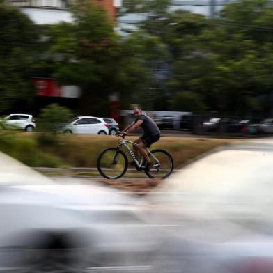  PORTO ALEGRE, RS, BRASIL - 09.01.2020 - Ciclovias em 2020. Na imagem: Avenida Ipiranga (entre Av. Salvador França e Av. Cel. Lucas de Oliveira). (Foto: Jefferson Botega/Agencia RBS)<!-- NICAID(14382845) -->