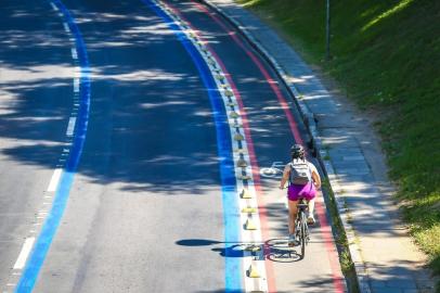 PORTO ALEGRE, RS, BRASIL, 11-12-2019: Ciclista trafega na nova ciclofaixa que, junto com a nova faixa exclusiva do transporte coletivo, na av. Goethe, entram em funcionamento nesta quarta-feira (11), das 6h Ã  9h e das 16 Ã s 20h. O trecho, de 400 metros, deverÃ¡ ter reduÃ§Ã£o de 67% no tempo de deslocamento e dois minutos e 50 segundos a menos no tempo de viagem. SerÃ£o beneficiados cerca de 62 mil usuÃ¡rios das oito linhas que passam no local. AlÃ©m disso, as qualificaÃ§Ãµes viÃ¡rias implantadas, com espaÃ§os especÃ­ficos para pedestres, ciclistas, transporte coletivo e automÃ³veis, caracterizam o trecho no conceito de ruas completas. A priorizaÃ§Ã£o do transporte coletivo pela prefeitura vai dobrar o nÃºmero de faixas exclusivas em Porto Alegre. O projeto foi pensado para qualificar o sistema de transporte, reduzir os tempos de viagem, dar mais eficiÃªncia ao serviÃ§o e diminuir os riscos de acidentes. SerÃ£o beneficiados diariamente 450 mil usuÃ¡rios.AtÃ© marÃ§o de 2020, vÃ£o ser implantados 22 quilÃ´metros de faixas exclusivas em 16 trechos, o que representa um aumento de 130% em relaÃ§Ã£o aos 17 quilÃ´metros jÃ¡ existentes. A medida deverÃ¡ tambÃ©m atrair novos passageiros. (Foto: Gustavo Roth/EPTC PMPA) <!-- NICAID(14382913) -->