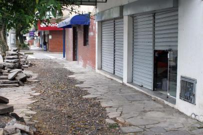 Calçada ainda aguarda conserto na Rua Moreira César, entre as ruas Marcos Moreschi e José Soares de Oliveira, no bairro Pio X. Foto para o projeto Família Pedrosa, a Família Pedestre.