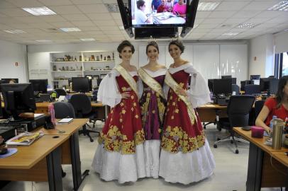 CAXIAS DO SUL, RS, BRASIL, 13/01/2019Soberanas de Nova Rima do Sul divulgam La PRima Vendemmia de Nova Roma do Sul. Princesa Jéssica Vanzin, rainha, Milena Volpato e princesa Fernanda Cadona(Lucas Amorelli/Agência RBS)