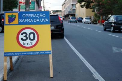 Placas sinalizam rotas com limite de velocidade 