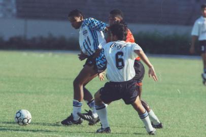  Campeonato Gaúcho 1994 - Lance da partida entre Grêmio x Brasil de Pelotas no estádio Olímpico em Porto Alegre.#ENVELOPE: 145554<!-- NICAID(11048706) -->