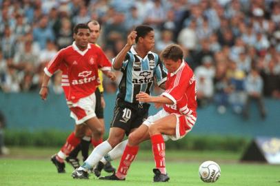 Foto do lance em que Ronaldinho, o camisa 10 do Grêmio, dá uma janelinha no volante Anderson, do Inter, no Gre-Nal do Estádio Olímpico. Jogada que resultou no gol do título para o Grêmio. Campeonato Gaúcho de 1999.#ENVELOPE: 239490<!-- NICAID(576445) -->