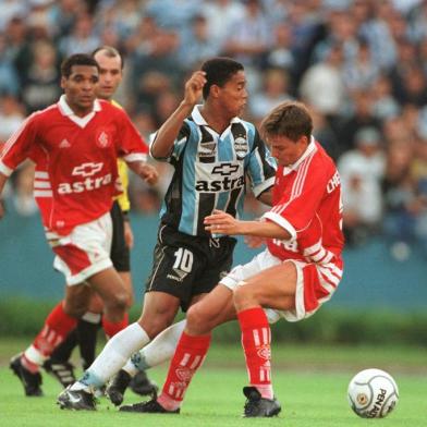 Foto do lance em que Ronaldinho, o camisa 10 do Grêmio, dá uma janelinha no volante Anderson, do Inter, no Gre-Nal do Estádio Olímpico. Jogada que resultou no gol do título para o Grêmio. Campeonato Gaúcho de 1999.#ENVELOPE: 239490<!-- NICAID(576445) -->