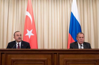 Russian Foreign Minister Sergei Lavrov and his Turkish counterpart Mevlut Cavusoglu hold a joint press conference following the talks on a ceasefire deal between the warring sides in Libya, in Moscow on January 13, 2020. (Photo by Pavel Golovkin / POOL / AFP)<!-- NICAID(14385866) -->